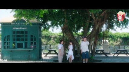 A rich, good-looking doctor falls for a cute, broke girl