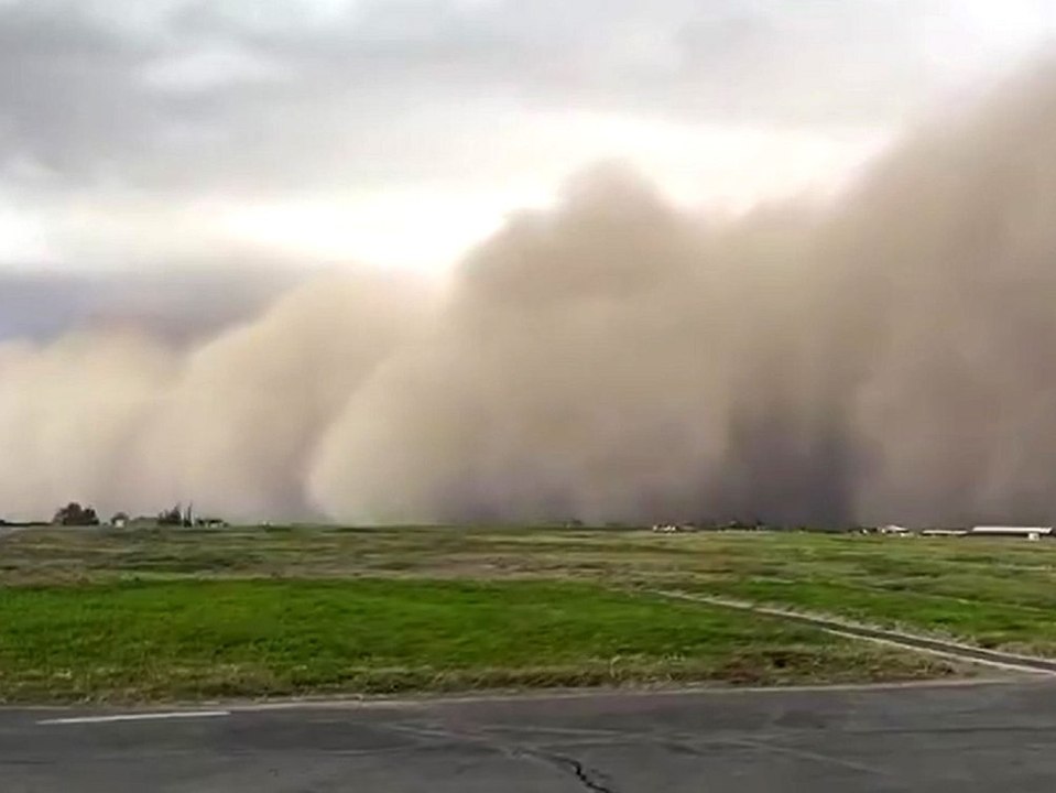 Krasse Bilder: Riesiger Sandsturm rollt über Stadt hinweg
