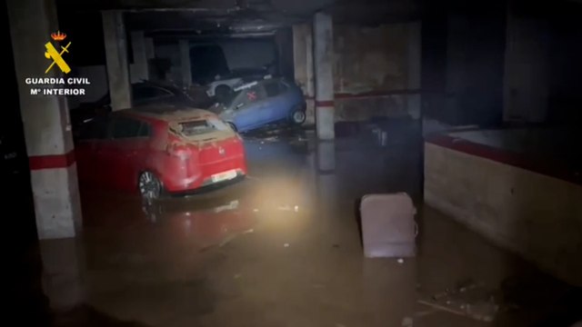 La Guardia Civil inspecciona garajes y sótanos inundados por la dana de Valencia