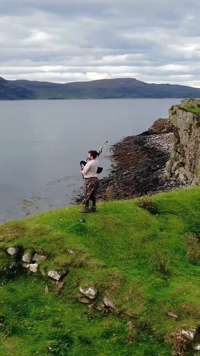 🎶 "Munro Bagpiper : la cornemuse résonne au sommet des montagnes écossaises !" 🏔