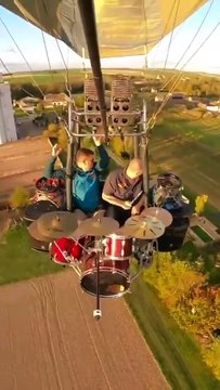 🥁 Concert céleste : Emmanuel Legros et Cyrille Vallarcher jouent de la batterie à 1000 mètres d'altitude dans une montgolfière ! 🎈