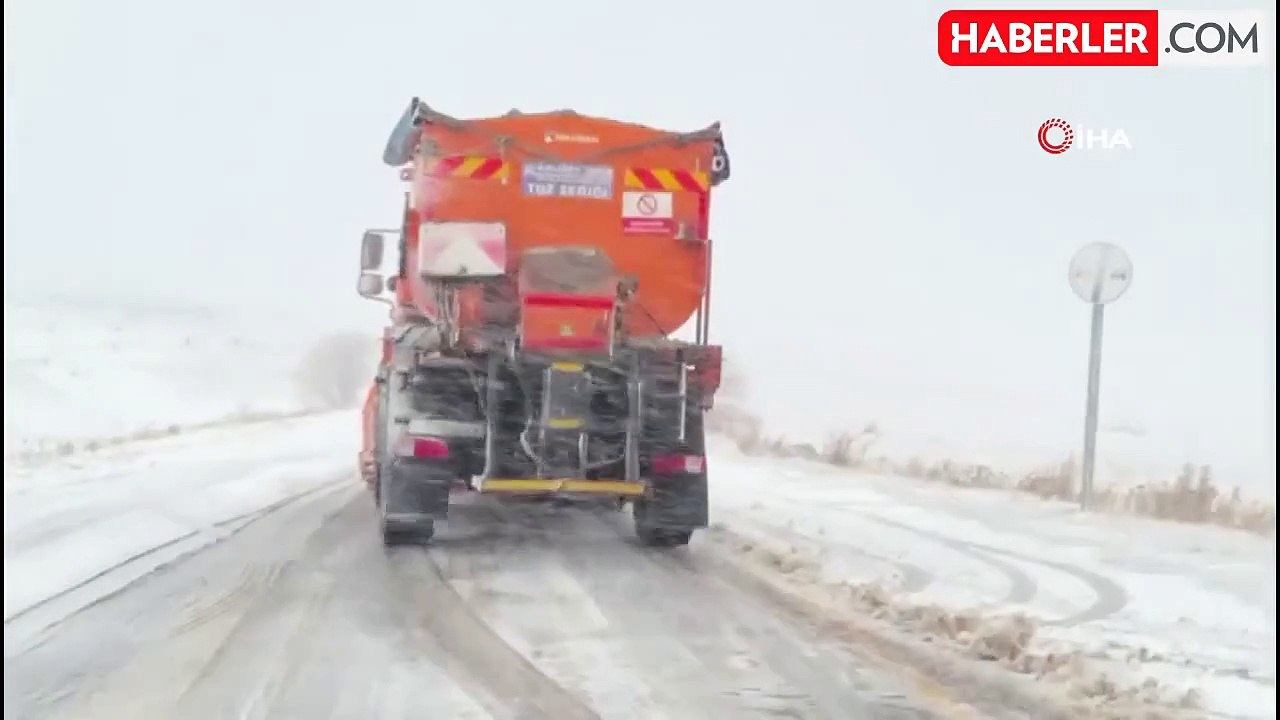 Ardahan'da Kar ve Buzlanma Sebebiyle Araçlar Mahsur Kaldı