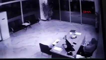 İstanbul- Beylikdüzü'nde AK Parti İlçe Başkanlığı'na taşlı saldırı