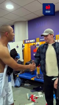 Leon Marchand vient rencontrer Antoine Dupont et les joueurs de l'équipe de France de Rugby après le match