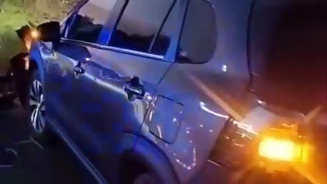 Scende dall'auto per soccorrere due feriti e muore travolto da un'altra vettura