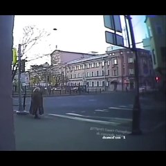 Un piéton très chanceux