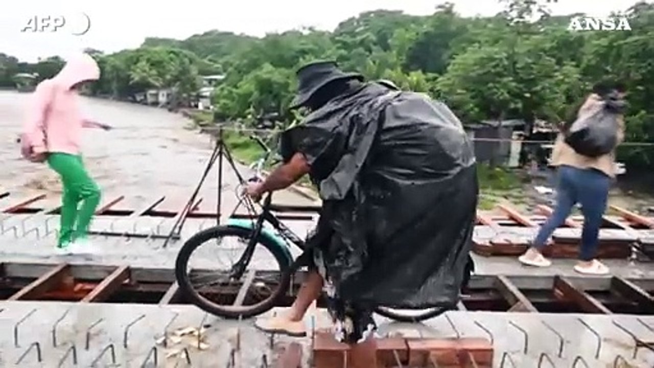 Honduras, la tempesta tropicale Sara si abbatte sul nord del Paese