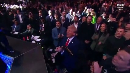 Jon Jones retiene el título de la UFC y regalar el cinturón a Donald Trump
