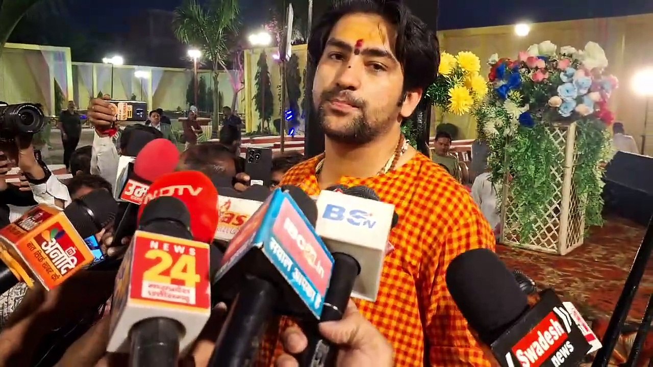पंडित धीरेन्द्र शास्त्री ने त्यागे खड़ाऊं, कहा 'तब तक नहीं पहनूंगा जब तक...'