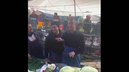 Özgür Özel'den İstanbul'da pazar ziyareti: Önlüğünü giydi, lahana sattı