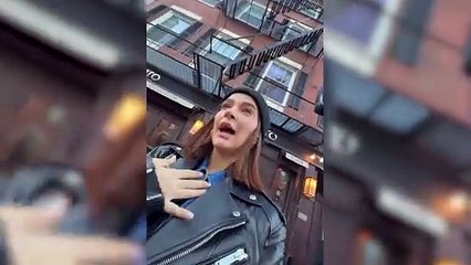 Laura Escanes acude a un partido de baloncesto en su viaje a Boston