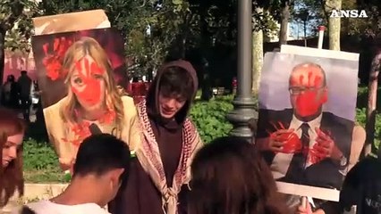 Roma, mani sporche di 'sangue' su Meloni, Bernini e Valditara