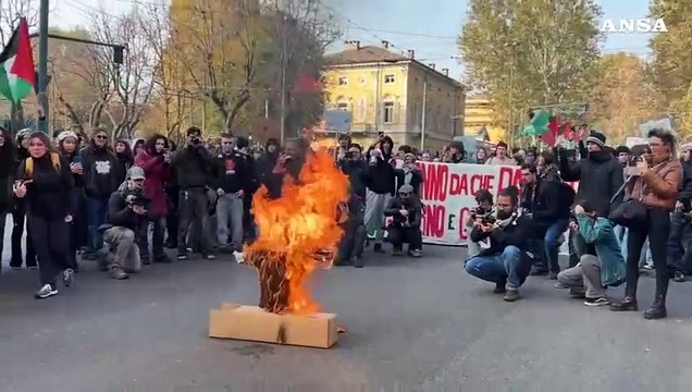 Torino, corteo studenti 'No Meloni Day': scontri con le forze dell'ordine