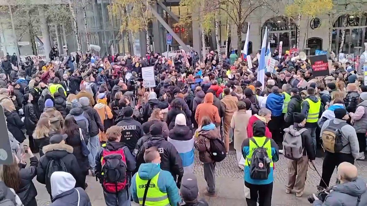 Exil-Russen demonstrieren in Berlin gegen Putin