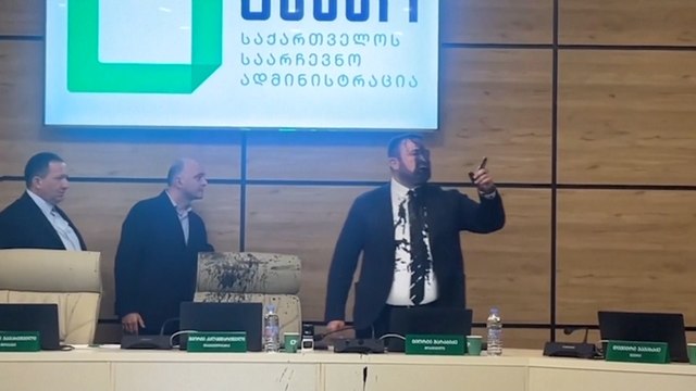 Lanzan pintura al jefe electoral de Georgia en protesta por los resultados electorales