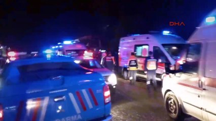 Malatya'da kazaya müdahale eden polisler TIR'ın altında kaldı