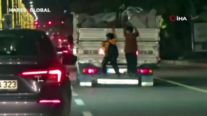 Elazığ'da çocukların kamyonetin arkasındaki tehlikeli yolculuğu kamerada