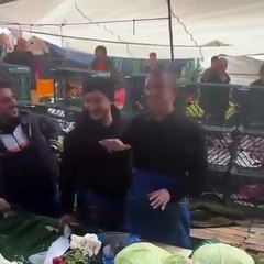 Özgür Özel pazarcı oldu: 'Asgari ücret' mesajı