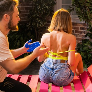 Un artisan compétent crée un GADGETS unique en son genre pour une jeune fille spéciale.