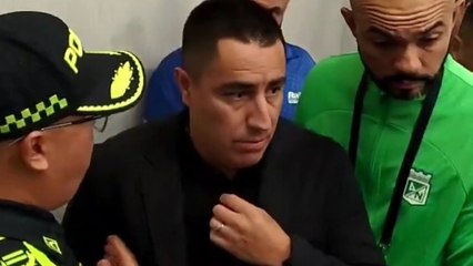 Efraín Juárez, DT del Atlético Nacional, es detenido por la policía tras 'celebración provocadora'