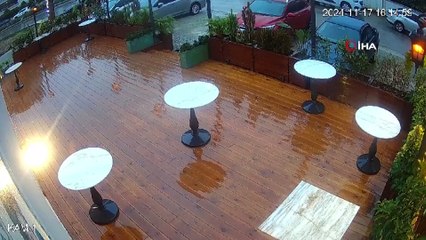 Mersin'de binaya yıldırım düştüğü anlar kamerada | Video Haber