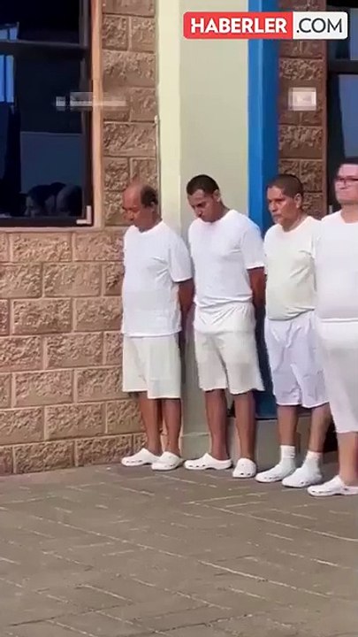 Yolsuzluğa karışan kamu görevlileri iç çamaşırlarıyla halkın önüne çıkarıldı
