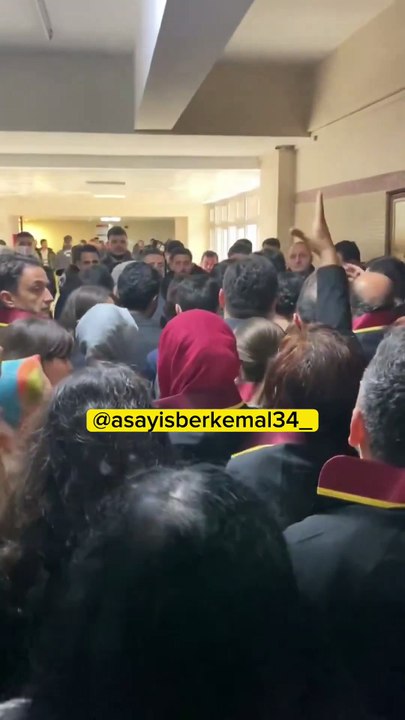 Yenidoğan Çetesi Davasında Avukatlar Ve Basın Mensupları Duruşma Salonuna Girmek İçin Bekliyorlar