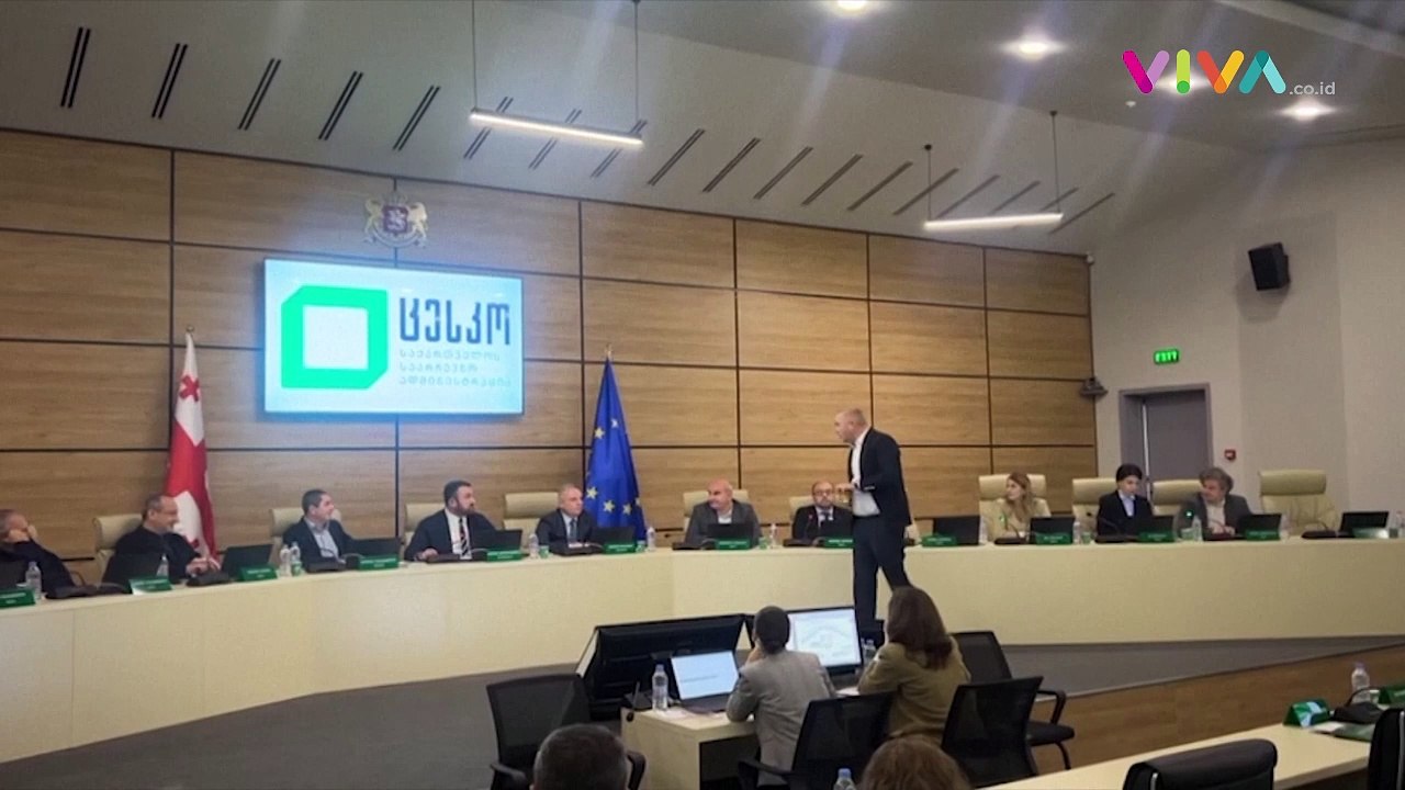 Parlemen Panas, Ketua KPU Pusat Disiram Cat Hitam oleh Anggo