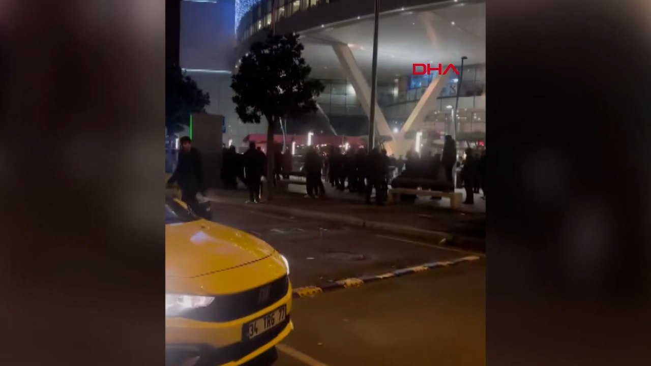 Üsküdar'da AVM önünde bıçaklı kavga