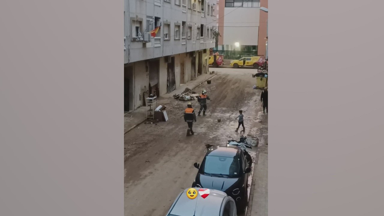 Dos bomberos, un niño, un balón y la esperanza en Paiporta.