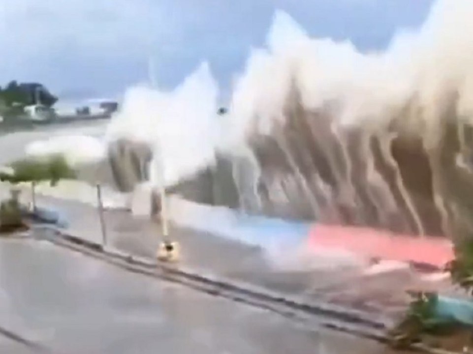 Taifun 'Man-yi' verursacht Monster-Brandung