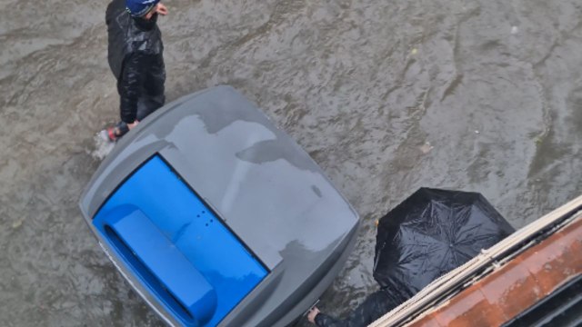 Malaga streets flooded as drivers and pedestrians struggle in the storm.