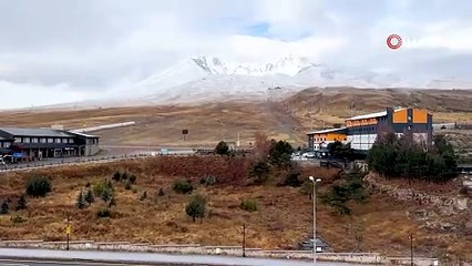 Erciyes'te zirve kış, etekler sonbahar