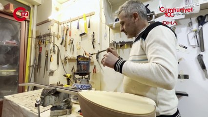 Çalma hevesiyle eline aldığı bağlamayı 33 yıldır üretiyor