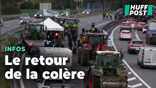 Les tracteurs des agriculteurs de retour près de Paris