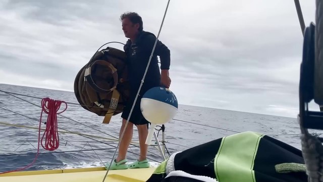 Vendée Globe 2024 - Arnaud Boissières / LA MIE CÂLINE lance sa bouée scientifique