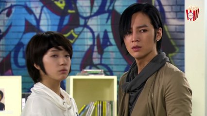 A woman disguises as a man to join a band but gets caught in a love triangle