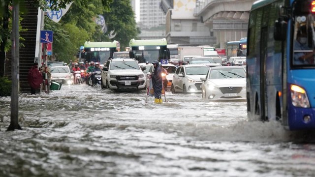 Chiều 18/11, Hà Nội có mưa lớn tại nhiều quận nội thành