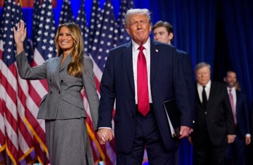 Trump pediu telefone de Melania em evento ao lado de outra mulher
