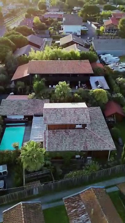 Maison cadre idyllique jouxtant le sentier du littoral et le port pittoresque de Meyran. Cet ancien bâtiment ostréicole a été sublimé en 2022 par l’architecte Mathieu Villemonteil fondateur de l’atelier d’architecture AAVA.