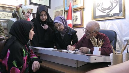 Hat sanatına gönül veren imam yeni hattatlar yetiştiriyor