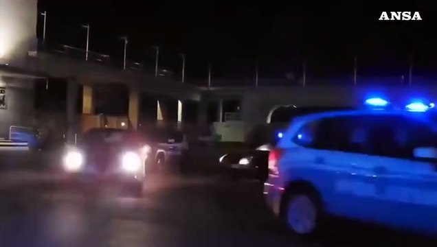 Napoli, blitz della polizia per traffico di droga e cellulari in carcere