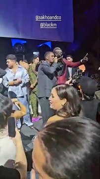 Le chanteur a repris son tube Sur ma route aux côtés de Mamadou Sakho sur scèneBlack M chante à la soirée de lancement de l'entreprise Sakho & Co, le samedi 16 novembre à Dubaï.