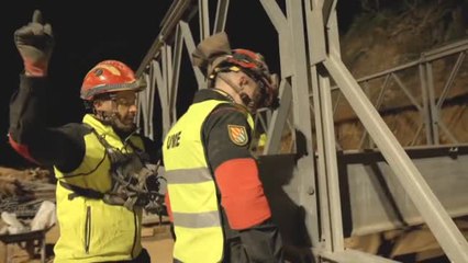 Los militares se afanan en construir puentes para restablecer la movilidad entre localidades tras la DANA