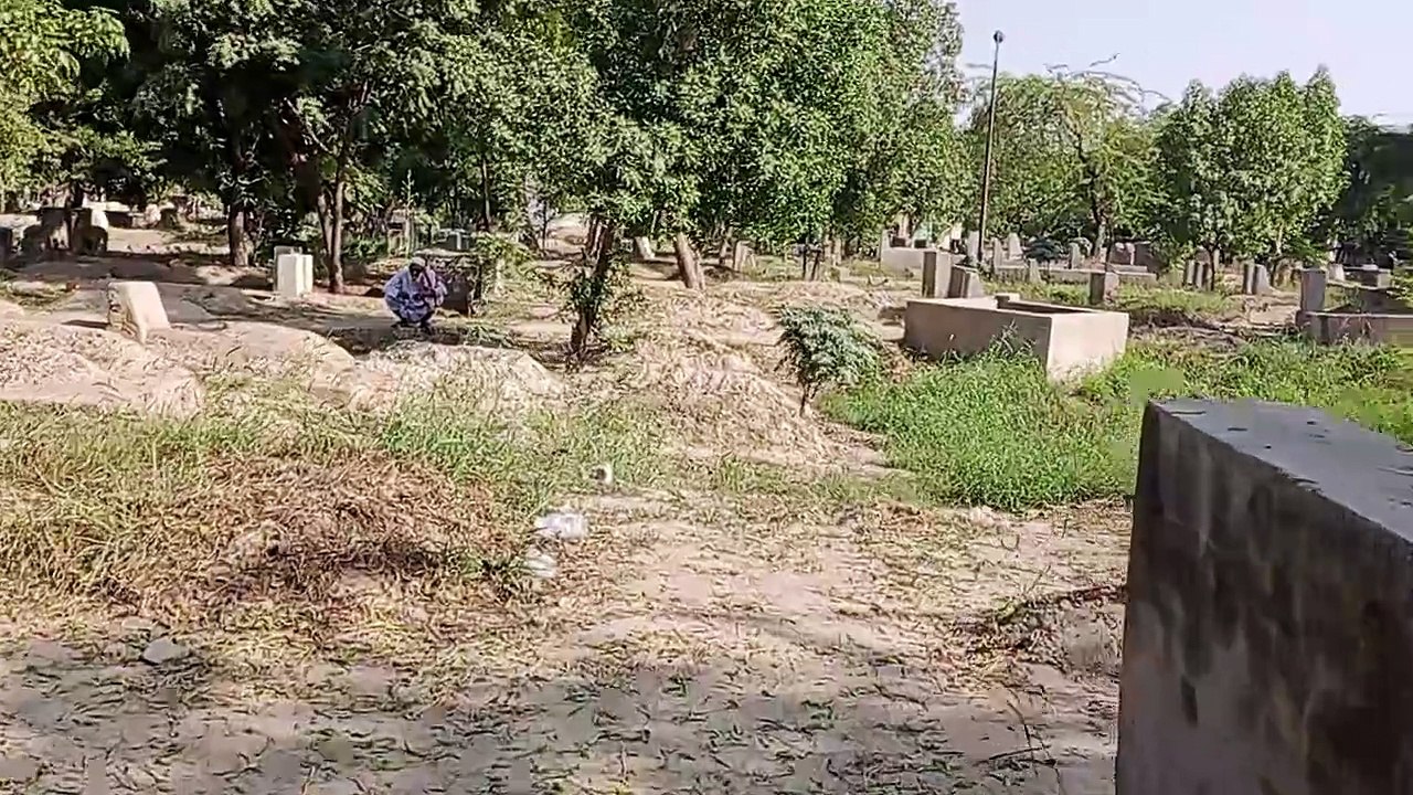 Qabarstan Me Aik Buzrg Apne Jawab Bete Ki Qabar Pr Dua Krte huye