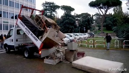 Fango e detriti dell'alluvione scaricati davanti all'Eni a Roma