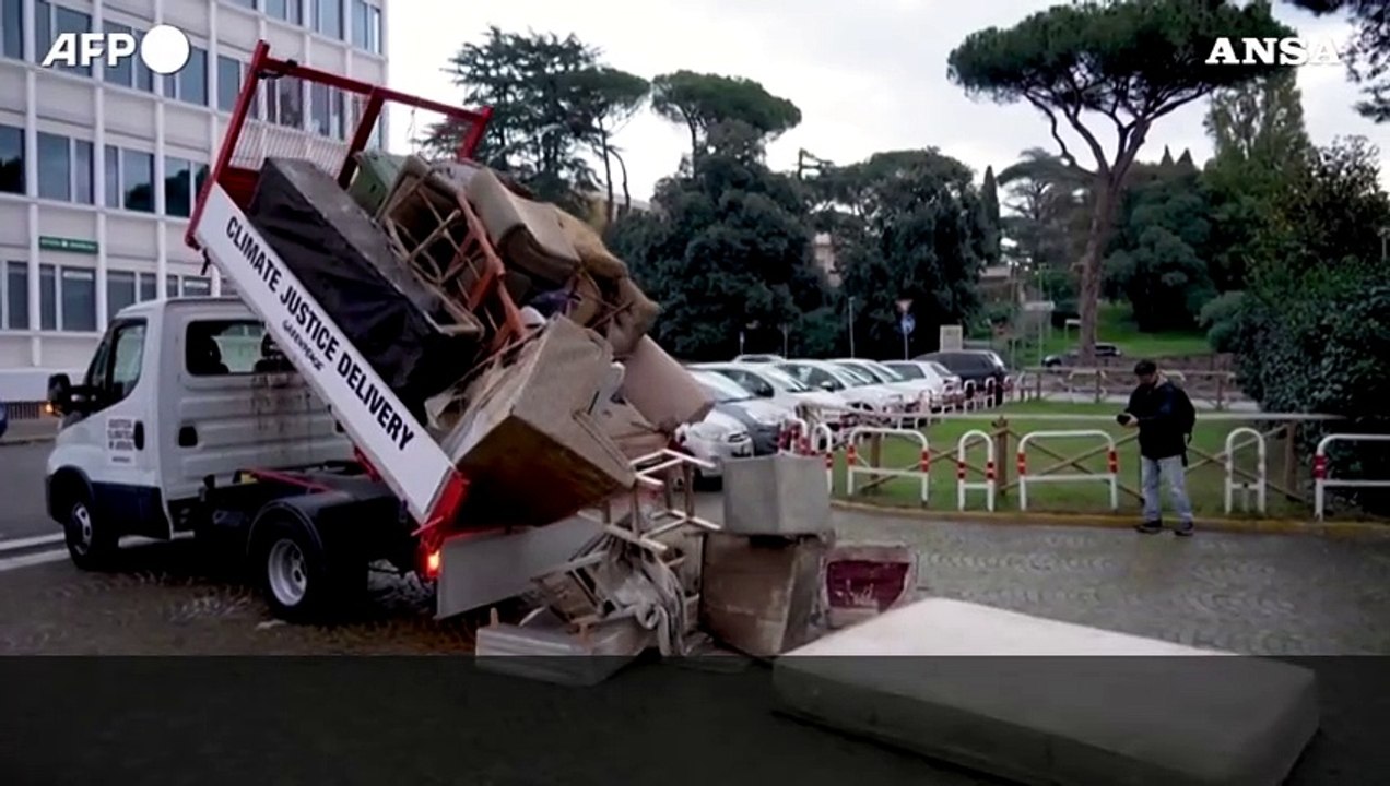 Protesta Greenpeace, fango e rottami davanti alla sede Eni