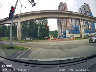 惊险瞬间：最后几秒冲过路口，轿车撞上摩托车骑士 🚗💥