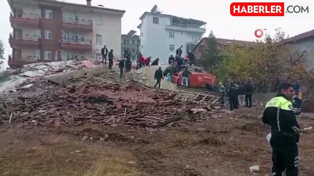 Malatya'da yıkım esnasında göçük! Kepçe operatörü enkaz altında kaldı