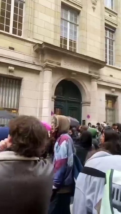 Une manifestation surprise de pro-palestiniens bloque une nouvelle fois l'université de la Sorbonne sur plusieurs sites contre "la complicité de l'Etat" - Ils appellent "les autres facs à se joindre à leur mouvement"